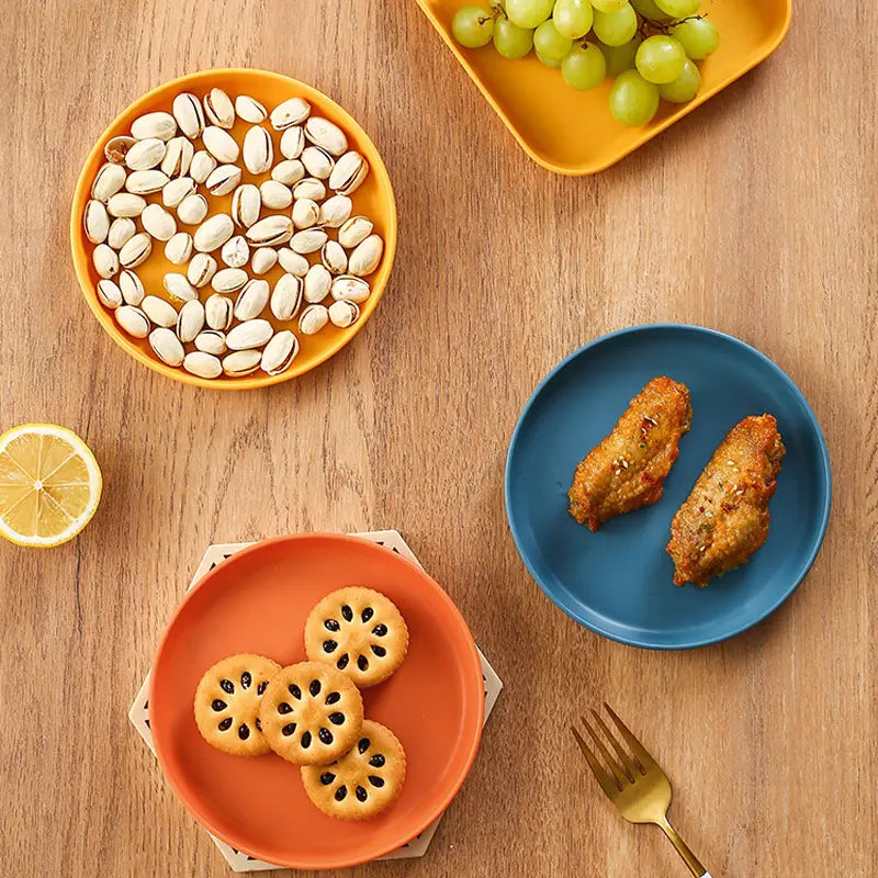 Versatile Plastic Plate for Enhanced Snacking Experience