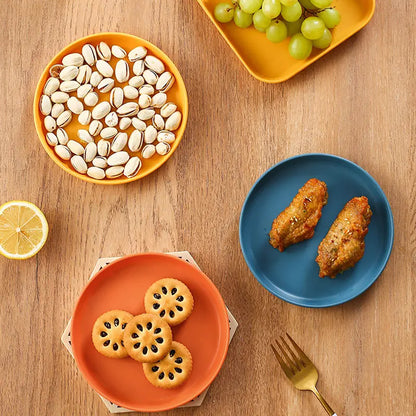 Versatile Plastic Plate for Enhanced Snacking Experience