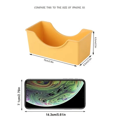 Versatile Plastic Plate for Enhanced Snacking Experience