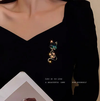 Stylish Vintage Cat Brooch with Rhinestones