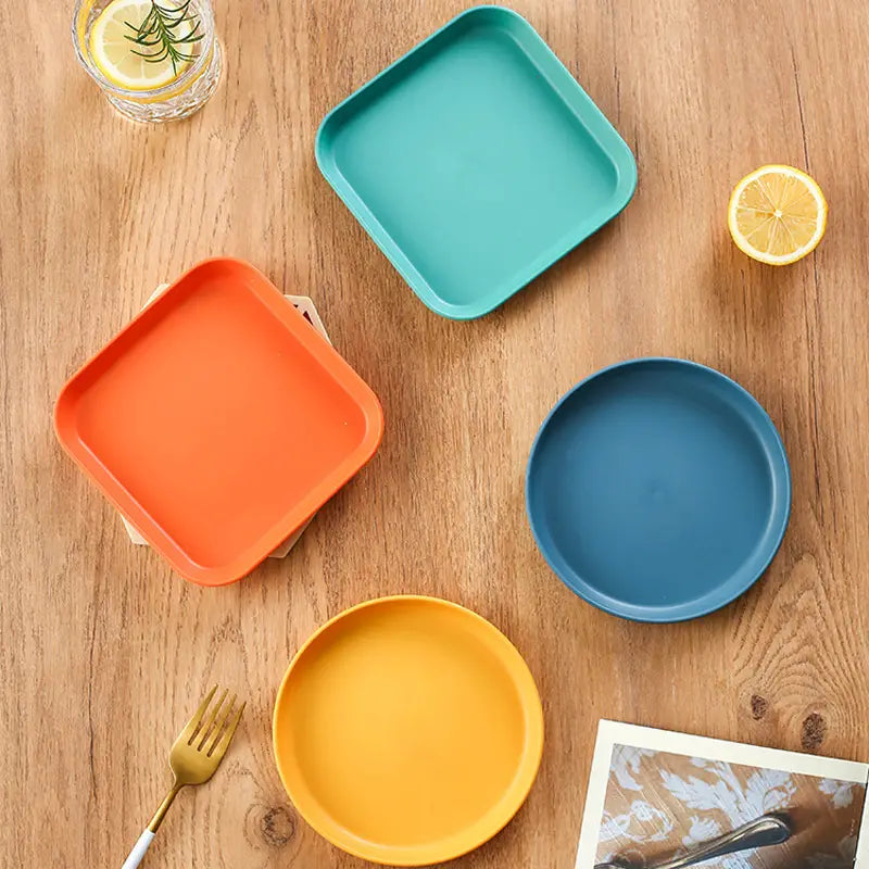 Versatile Plastic Plate for Enhanced Snacking Experience